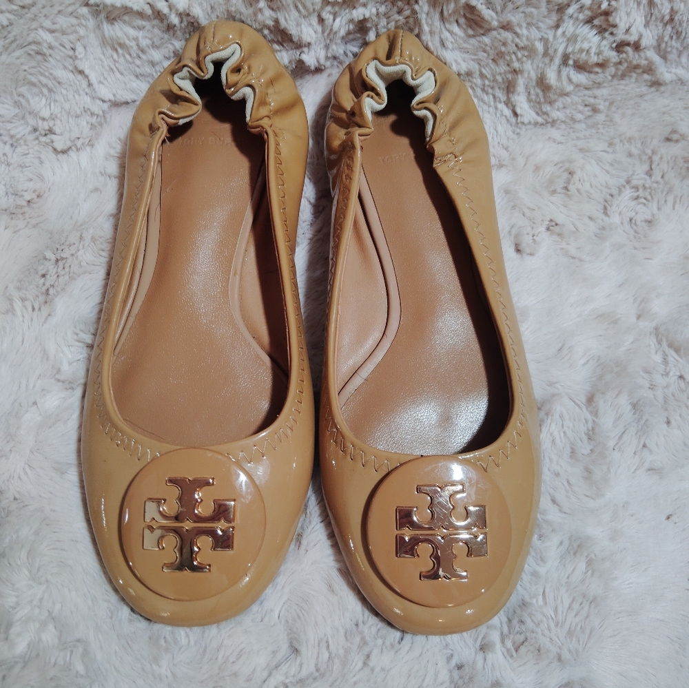 Tory Burch Patent Camel Tan Logo Ballet Flats - Picture 2 of 8